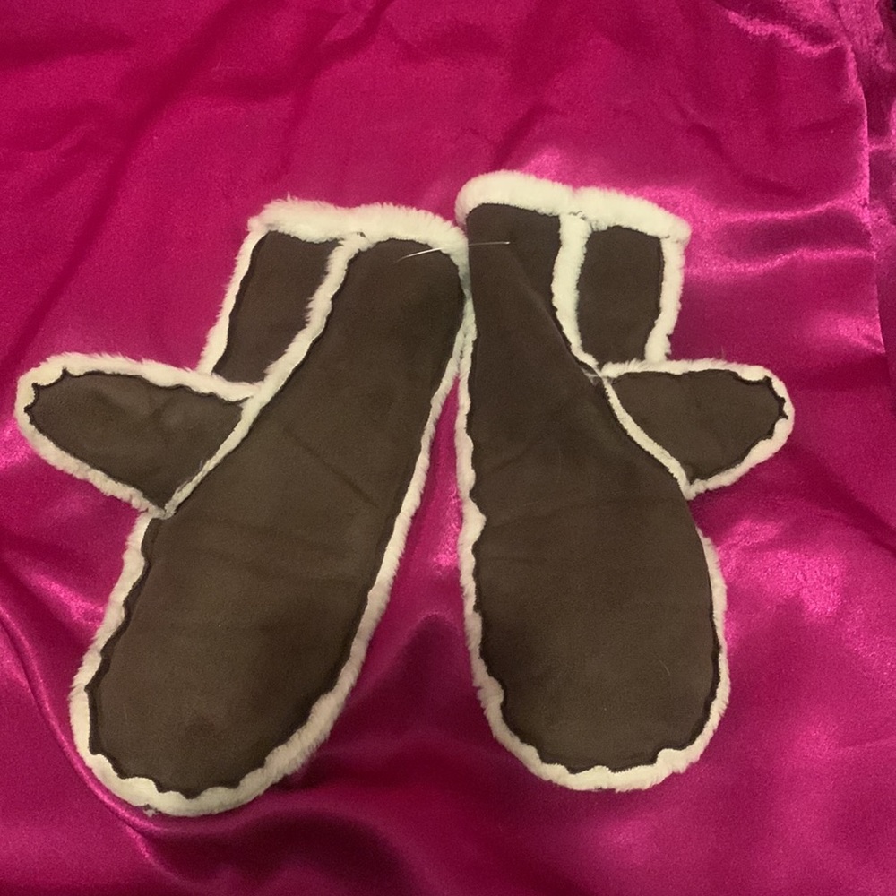 Super soft mittens , brown suede like on outside and white fluffy in mid…